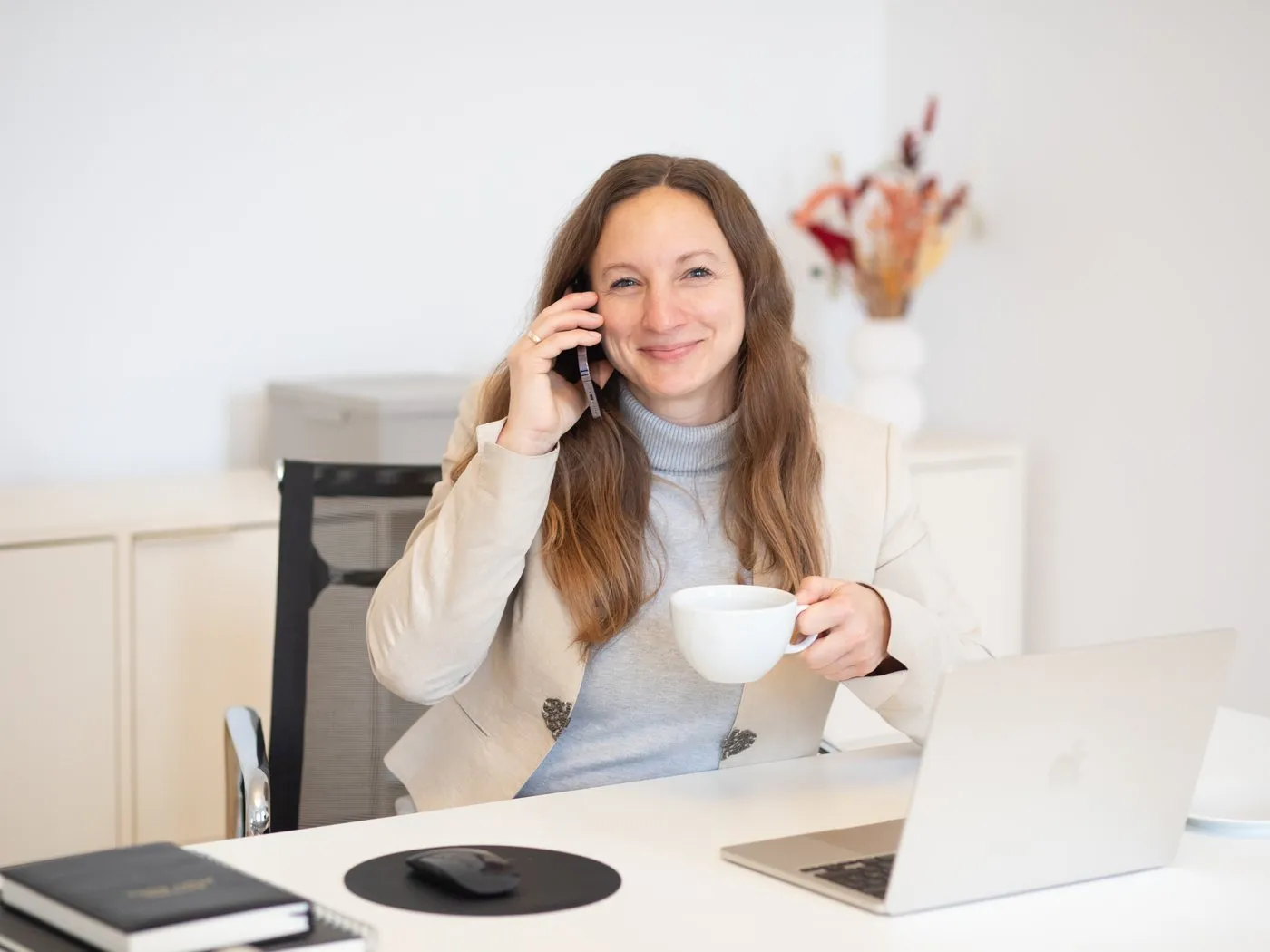Nadine Fraiss, co-founder of LILOX, on the phone at her desk